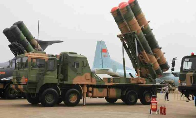 La Chine annule des centaines de vols et déploie des dizaines de systèmes de défense aérienne contre les États-Unis et Taïwan.