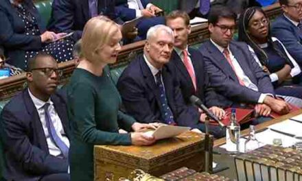 « Je n’ai jamais vu une telle incompétence » : au Royaume-Uni, la politique budgétaire de Liz Truss inquiète et provoque la colère