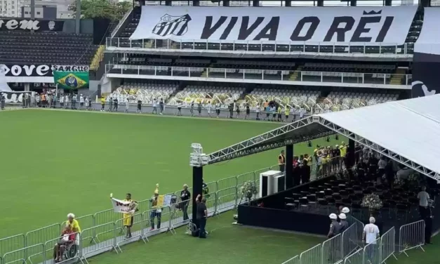 « Pelé est éternel » : des milliers de Brésiliens réunis à Santos pour veiller le « roi »