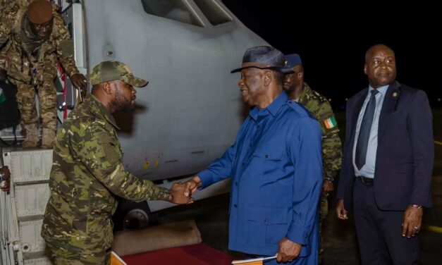Côte d’Ivoire : Alassane Ouattara salue le « patriotisme » des soldats ivoiriens « qui n’ont rien à se reprocher » de retour à Abidjan