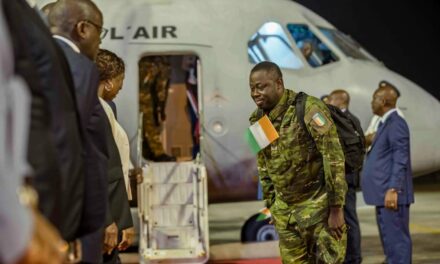 Les 46 soldats ivoiriens accueillis par le Président Ouattara à l’aéroport d’Abidjan